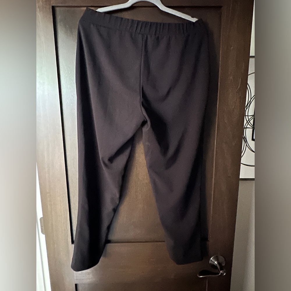 Black cropped pants